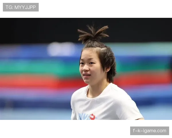 全红婵回家路上还在啃苹果，训练完直接睡地板？