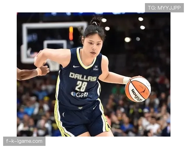 李月汝训练完啃鸡腿的样子，真不像拿WNBA工资的人